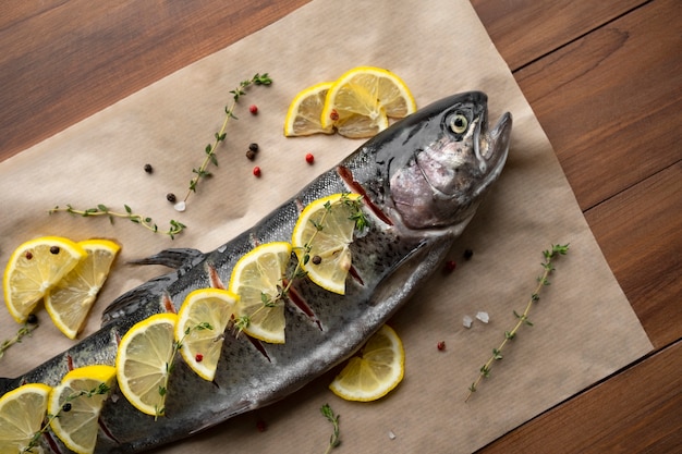 Kostenloses Foto flachgelegte forelle bereit zum kochen