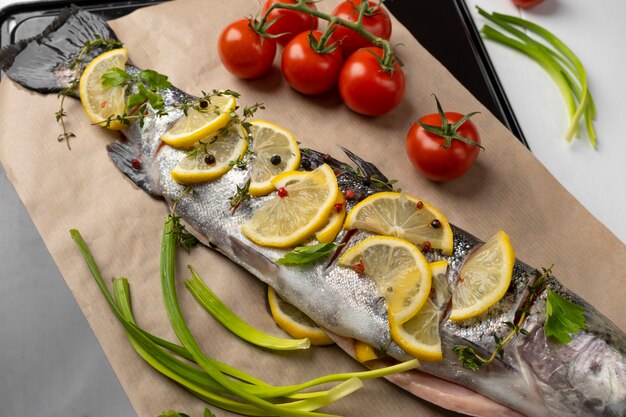 Flachgelegte Forelle bereit zum Kochen