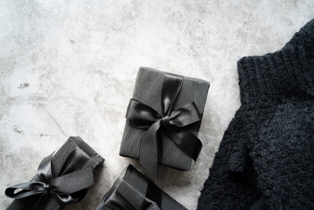 Flachgestell mit Geschenken und Pullover