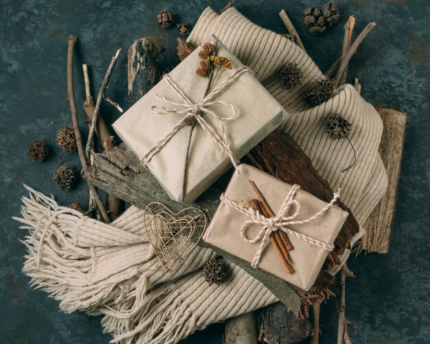 Flachlage mit Geschenken und Schal