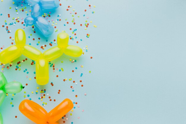 Flachlegerahmen mit Luftballons und Konfetti