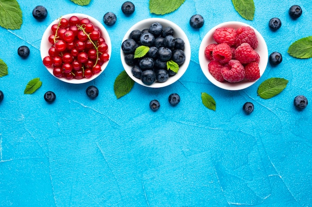 Flachlegung von Schüsseln Beeren mit Kopienraum