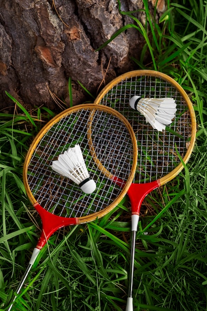 Kostenloses Foto flachliegende badmintonschläger