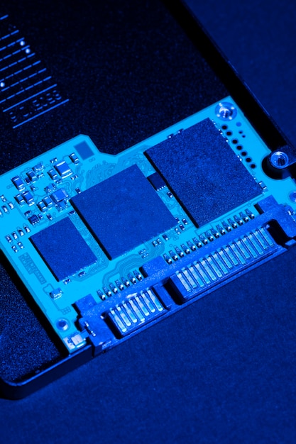 Flachliegende Festplatte mit blauem Licht