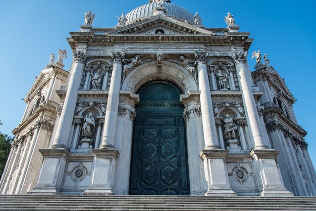 Flachwinkelaufnahme der Basilika Santa Maria della Salute in Venedig, Italien