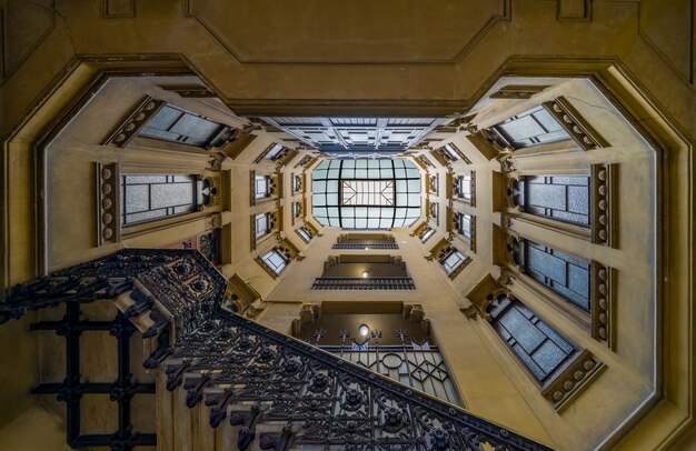 Flachwinkelaufnahme der geometrischen Treppe eines alten Gebäudes