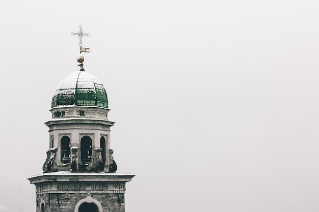 Flachwinkelaufnahme der im Winter in Gentilino, Schweiz, eingefangenen Kirche von Abbondio