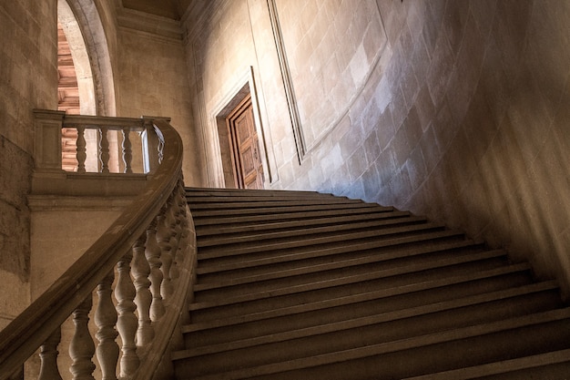 Flachwinkelaufnahme der Treppe, die zur Tür eines Gebäudes führt