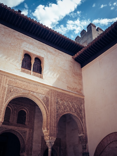 Flachwinkelaufnahme des Alhambra-Palastes in Granada, Spanien