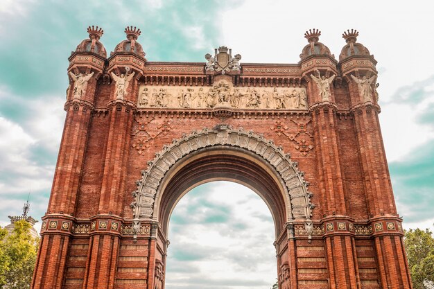 Flachwinkelaufnahme des alten historischen Triumphbogens Arc de Triomf in Katalonien, Spanien