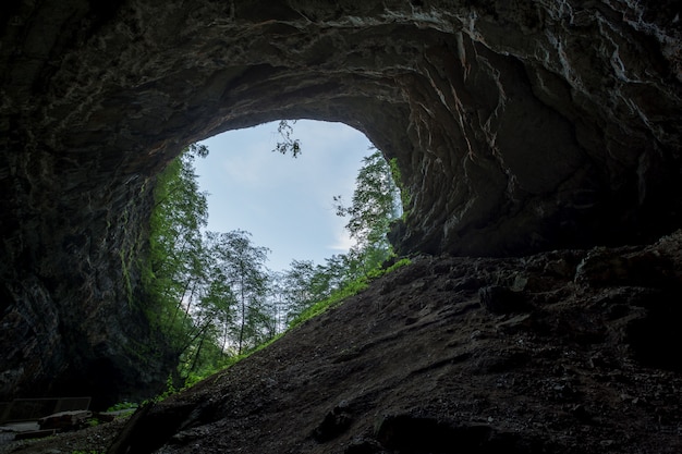 Flachwinkelaufnahme des Ausgangs einer dunklen Höhle in Skrad, Kroatien