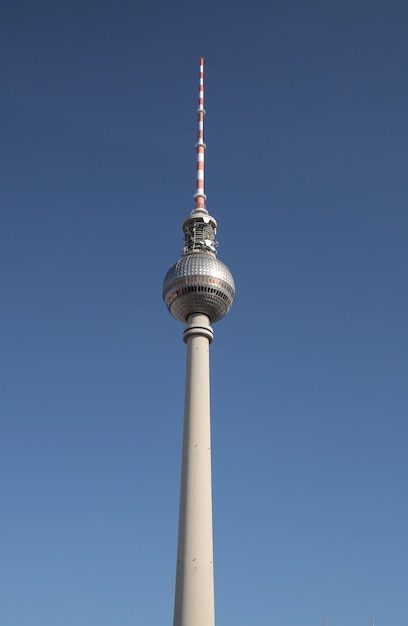 Flachwinkelaufnahme des Berliner Fernsehturms in Berlin, Deutschland