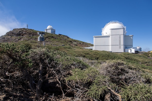 Flachwinkelaufnahme des Observatoriums auf dem Vulkan Caldera de Taburiente auf La Palma auf den Kanarischen Inseln