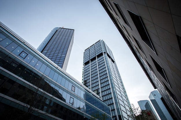 Flachwinkelaufnahme von Hochhäusern unter freiem Himmel in Frankfurt, Deutschland