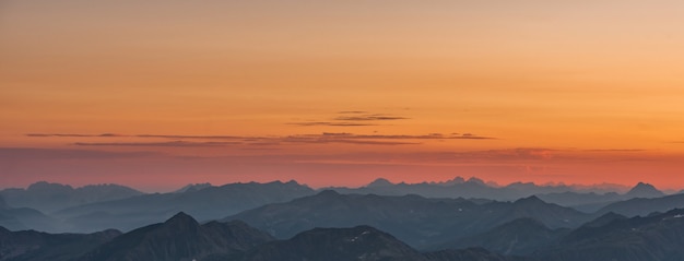 Flächenansicht der Berge während des Sonnenuntergangs