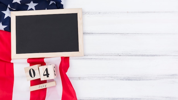 Kostenloses Foto flagge der tafel usa und hölzerne würfel, die auf tabelle liegen