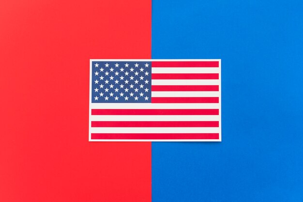 Flagge von Amerika auf heller farbiger Oberfläche