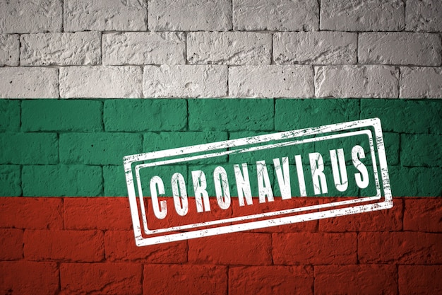 Flagge von bulgarien mit ursprünglichen proportionen. gestempelt mit coronavirus. mauer textur. konzept des corona-virus. am rande einer covid-19- oder 2019-ncov-pandemie.