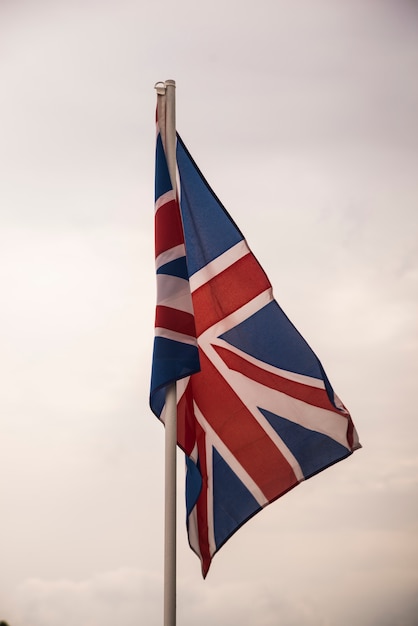 Flagge von Großbritannien unter blauem Himmel