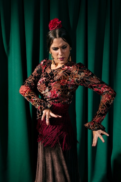 Flamenca, der traditionelles Floreo durchführt