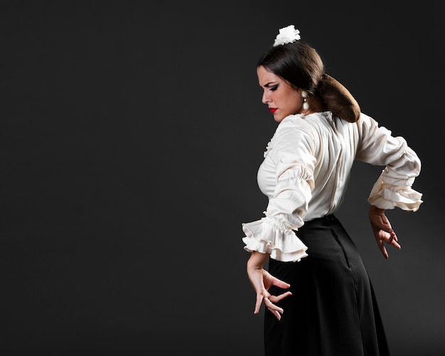 Flamenca tanzt mit geschlossenen Augen