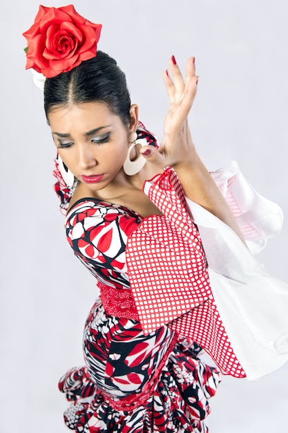 Kostenloses Foto flamenco-tänzerin in schönem kleid