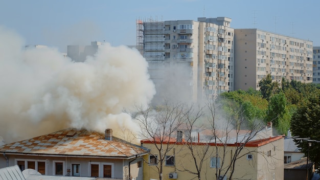 Flammen gehen aus brennendem Haus in der Nachbarschaft