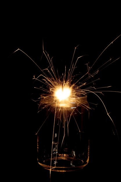 Flammende Wunderkerze im Glas