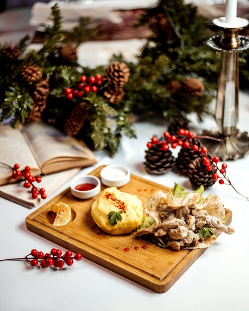 Kostenloses Foto flapjack mit fleisch in sauce mit kartoffelbrei