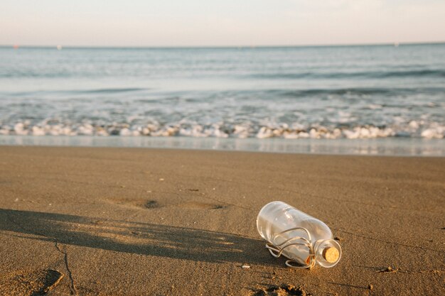 Flasche am Strand liegen