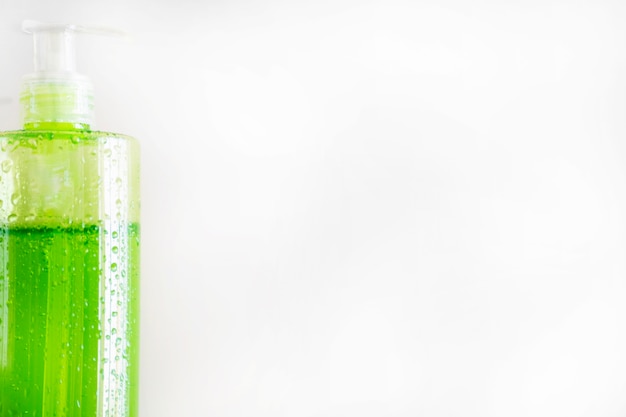 Flasche des Hautpflegeproduktes auf weißem Hintergrund
