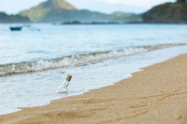 Flasche in den Sand.