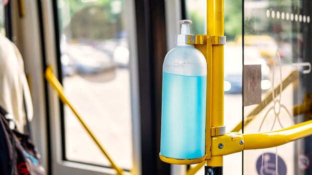 Flasche mit Antiseptikum in einem Oberleitungsbus. Öffentliche Verkehrsmittel