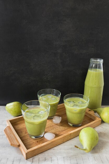 Flasche mit Avocado-Smoothie