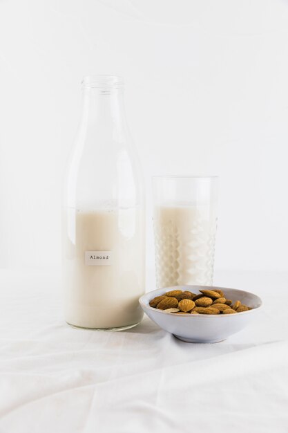 Flasche und Glas Milch mit Nüssen