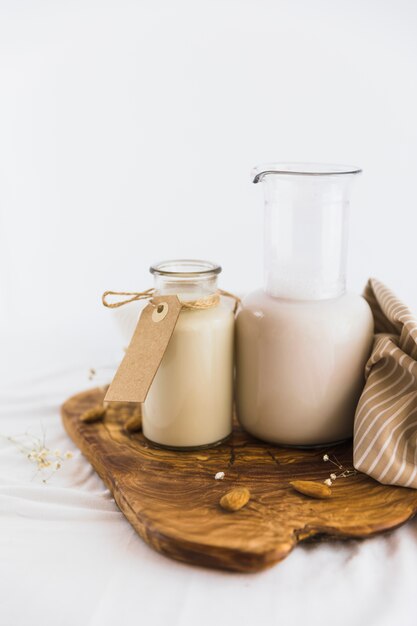 Flasche und Glas Milch mit Nüssen