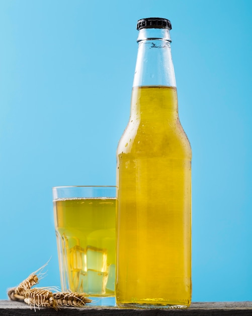 Flasche und Glas mit Bier auf dem Tisch