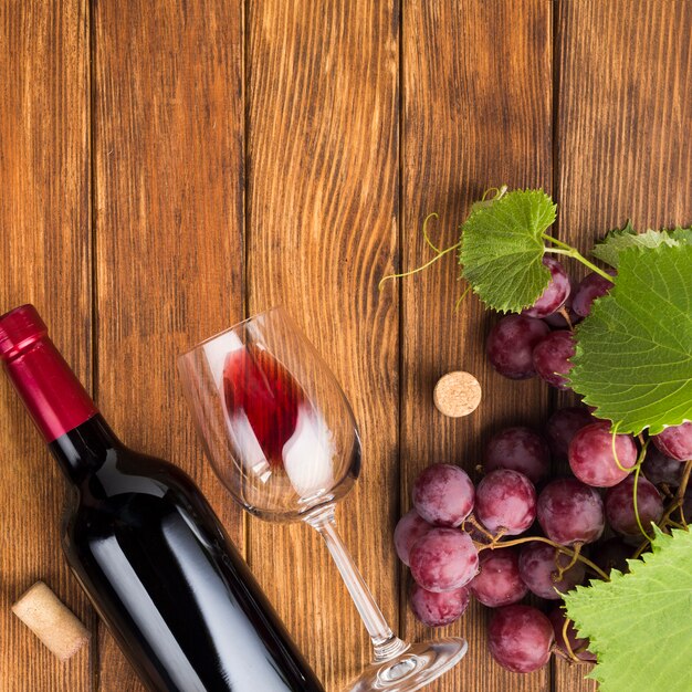 Flasche und Glas Rotwein