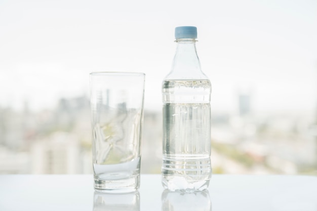 Flasche Wasser mit Glas