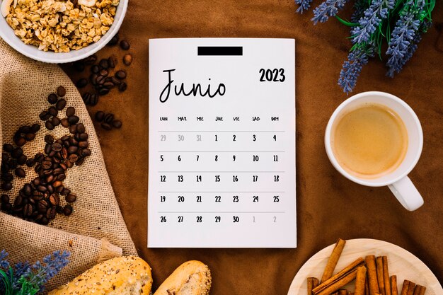 Flat Lay 2023 Juni Kalender mit Snacks