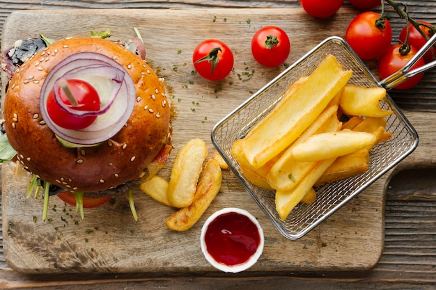 Flat-Lay-Burger und Pommes auf Holzbrett