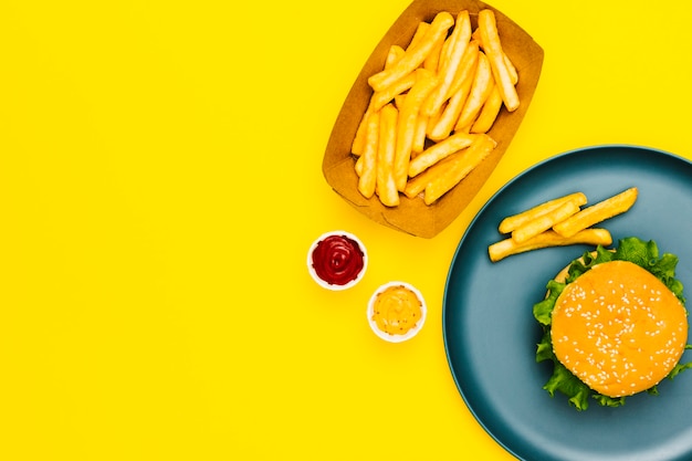 Flat-Lay-Burger und Pommes mit Exemplar