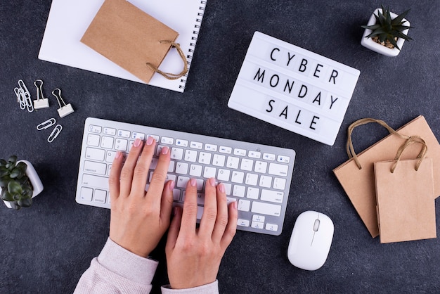 Kostenloses Foto flat lay cyber monday komposition