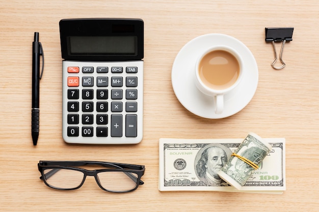 Flat Lay Desk Arrangement mit Bargeld