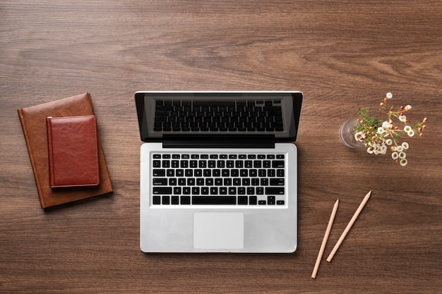 Flat lay desk arrangement mit laptop