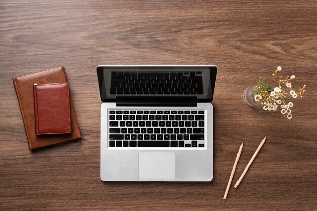 Flat Lay Desk Arrangement mit Laptop