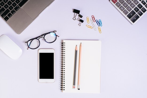 Flat Lay, Draufsicht Schreibtisch Schreibtisch. Arbeitsbereich Hintergrund