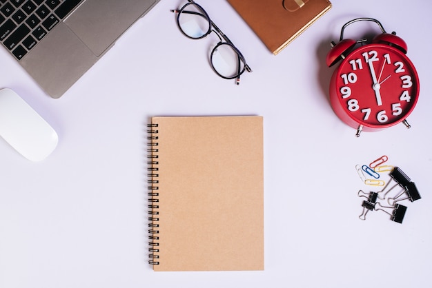 Flat Lay, Draufsicht Schreibtisch Schreibtisch. Arbeitsbereich Hintergrund