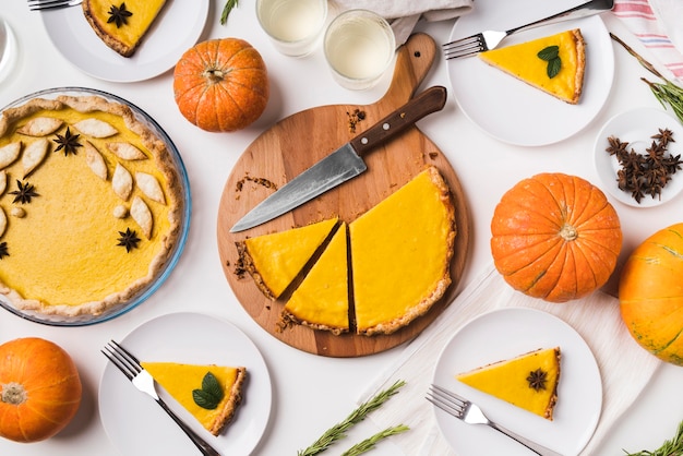 Flat Lay Food Arrangement mit Kuchen