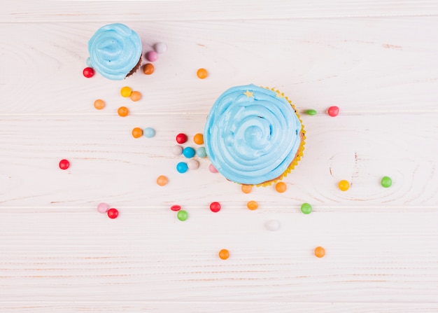 Kostenloses Foto flat lay geburtstag zusammensetzung